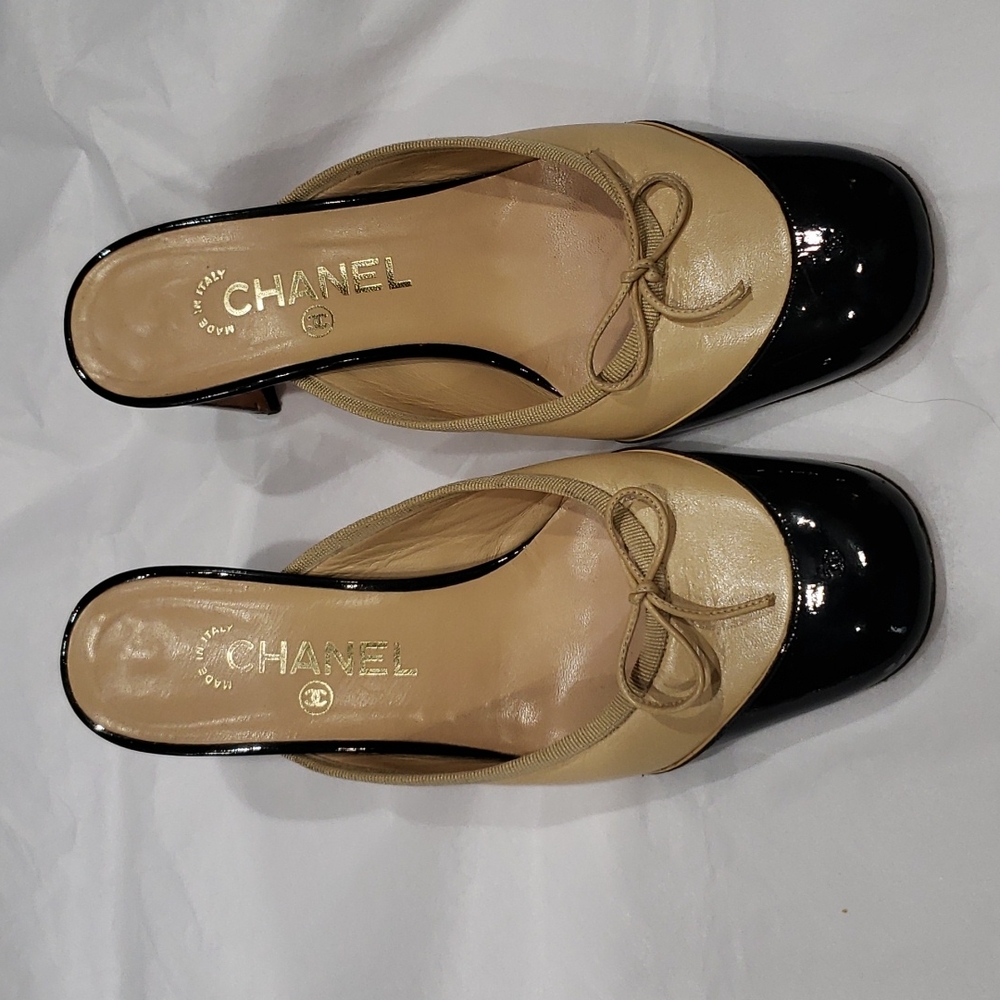 Chanel Sz 38 CC mule slides